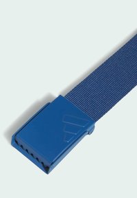 Cinturón tejido azul con una tela texturizada, que presenta una hebilla rectangular de plástico con ranuras anguladas y un logo en diseño en relieve.