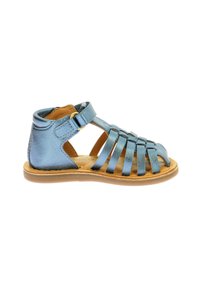 Sandalia de cuero metálico azul con diseño frontal trenzado, lados abiertos, correa ajustable en el tobillo y suela marrón. Acabado texturizado, estilo casual.