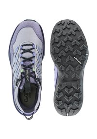 Scarpa sportiva viola chiaro con tomaia in rete, lacci neri e suola in gomma caratterizzata da un motivo a battistrada resistente per la trazione. Logo visibile sul lato.