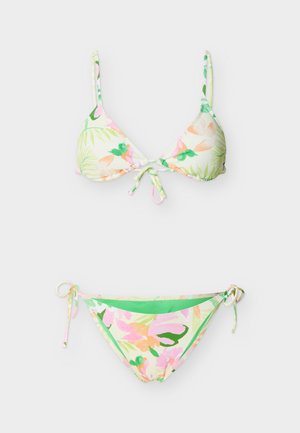 Zweiteiliges Bikini-Set mit floralem Print, verstellbarem Dreieck-Oberteil und seitlich gebundenen Höschen in Pastellgrün, Rosa und Orangetönen.