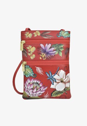 Rode leren tas met bloemontwerpen en een libel, voorzien van twee ritscompartimenten, gouden hardware en een schouderband.