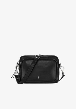 Czarna skórzana torba na ramię o prostokątnym kształcie, z przednią kieszenią, srebrnymi akcesoriami, regulowanym paskiem i subtelnym logo.