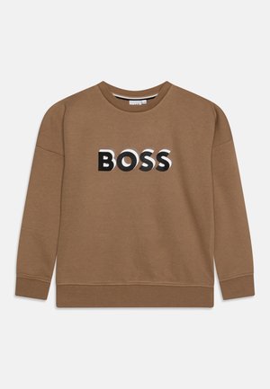 Brązowa bluza z okrągłym dekoltem, długimi rękawami i napisem "BOSS" w pogrubionych czarno-białych literach na piersi.