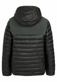 Giacca nera imbottita con un pannello posteriore in felpa verde scuro texture e cappuccio, caratterizzata da cuciture orizzontali sul corpo.