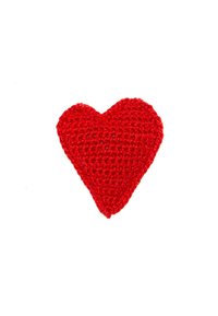 Szydełkowa dekoracja w kształcie serca w jasnoczerwonym kolorze, z teksturowaną powierzchnią z widocznymi wzorami ściegów oraz symetrycznym kształtem.