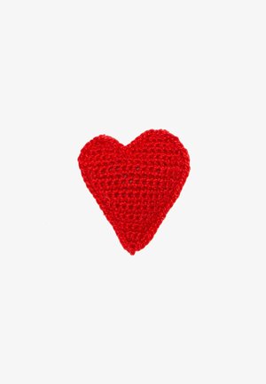 Szydełkowa dekoracja w kształcie serca w jasnoczerwonym kolorze, z teksturowaną powierzchnią z widocznymi wzorami ściegów oraz symetrycznym kształtem.
