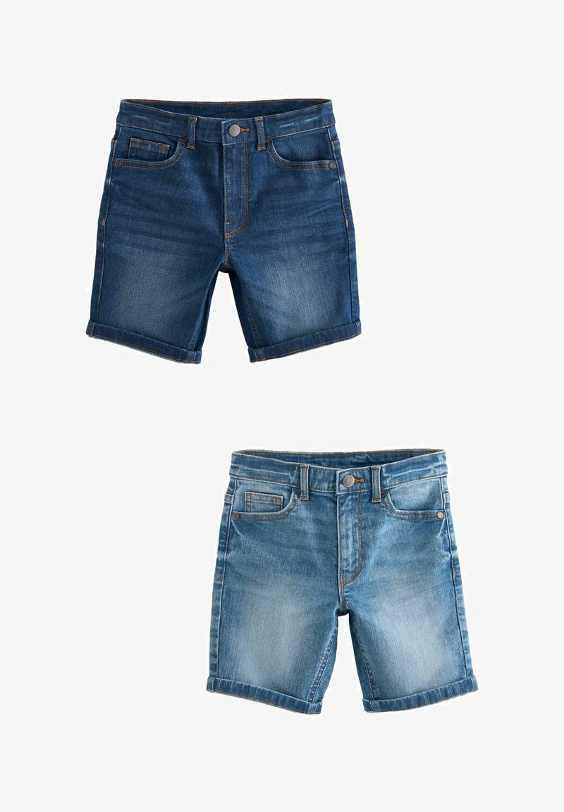 Deux paires de shorts en denim : une bleue foncée, une bleue claire. Les deux présentent des ourlets roulés, cinq poches et des fermetures à boutons en métal.