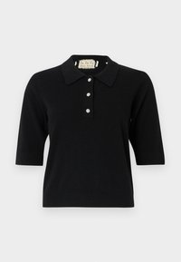 Camiseta tipo polo negra de manga corta hecha de tela de punto, con un cuello abotonado, cuatro botones cubiertos de tela y un dobladillo ajustado.