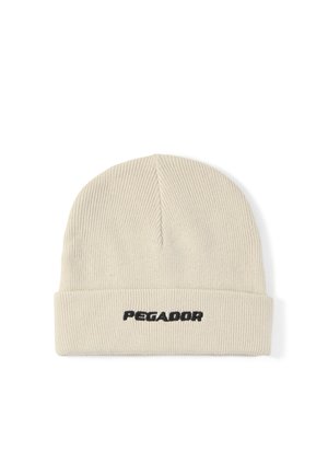 Beige geribbelde gebreide muts met omgevouwen rand en zwarte "PEGADOR" tekst geborduurd op het voorste midden.