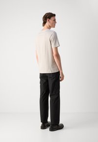 Tommy Hilfiger CHEST INSERT TEE - T-Shirt print - heathered pebble