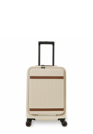 Beige harde koffer met bruine accenten, vier zwenkwielen en een uitgeschoven zwarte telescopische handgreep.