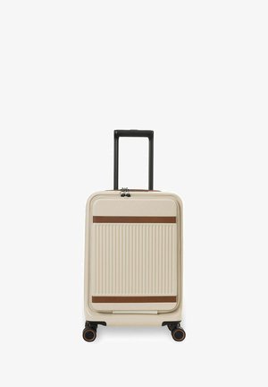 Valise rigide beige avec accents marron, quatre roues pivotantes et poignée télescopique noire étendue.