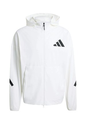 Witte lichtgewicht jas met kap, met zwarte Adidas-logo en diagonale accenten op de mouwen, ritssluiting aan de voorkant en twee zakken.