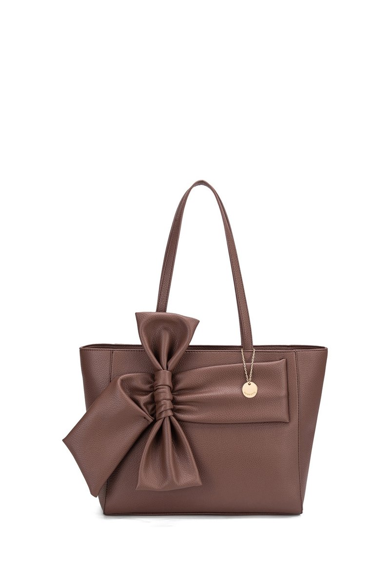 Borsa tote in pelle marrone con un grande dettaglio a fiocco su un lato. Presenta una superficie liscia, doppio manico e un accessorio a charm dorato.