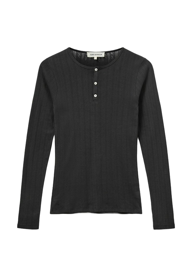 Crna majica s dugim rukavima, rebrastom teksturom, okruglim izrezom, tri dugmeta do grudi i tijelom koje se prilagođava. Mekani, rastezljivi materijal.