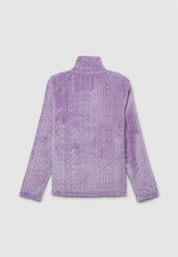 Pullover in pile viola con colletto alto, caratterizzato da un motivo a treccia testurizzato. Maniche lunghe in morbido e soffice tessuto.