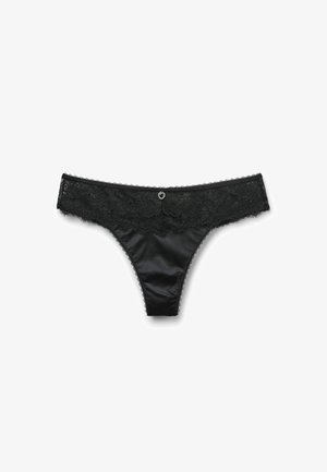 Czarne stringi z koronkową gumką, satynowym materiałem i małym zawieszką w kształcie serca na środku. Teksturowana koronka i gładka tkanina.