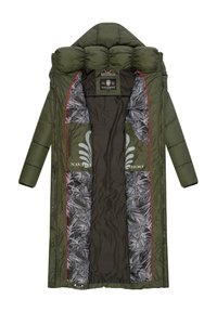 Groene pufferjas met hoge kraag, voorzien van een gestreepte binnenvoering en rode accentstiksels. Ritssluiting met zijzakken.