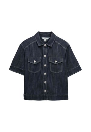 Giacca corta in denim scuro con chiusura frontale a bottoni, due tasche sul petto con bottoni e cuciture a contrasto bianche.