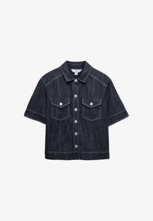 Dunkelblaue Jeansjacke mit kurzen Ärmeln, vorderer Knopfleiste, zwei mit Knöpfen verschließbaren Brusttaschen und kontrastierender weißer Naht.