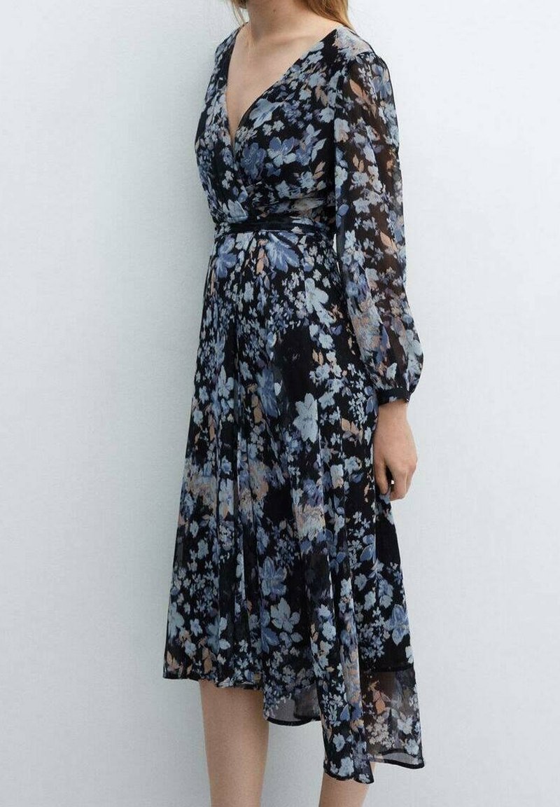 Kwiatowa, przezroczysta sukienka z głębokim dekoltem w kształcie litery V, długimi rękawami i ściągniętą w talii. Ciemna baza z niebieskimi i brzoskwiniowymi wzorami kwiatowymi. Sylwetka w kształcie litery A.