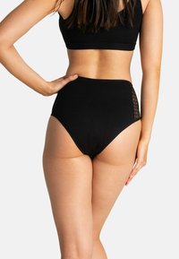 Sous-vêtements taille haute noirs avec une finition en tissu lisse et un accent en dentelle sur les côtés, présentant un dos incurvé.