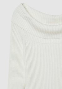 Top a spalle scoperte a coste di colore bianco, caratterizzato da una texture morbida e un ampio scollo. Il tessuto ha una leggera lucentezza, che aggiunge profondità al design.