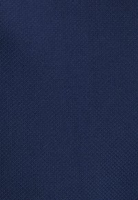 Tkanina w kolorze granatowym z teksturowanym, tkanym wzorem. Materiał ma jednolitą powierzchnię, oferując gładki wygląd z delikatnym połyskiem.