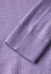 Jasnofioletowy sweter z gładką dzianiną i ściągaczami, prezentujący miękką tkaninę i schludny design.