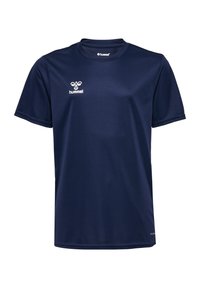 Camiseta atlética de manga corta azul marino hecha de una tela suave y que absorbe la humedad, con cuello redondo y pequeño logo blanco en el pecho.