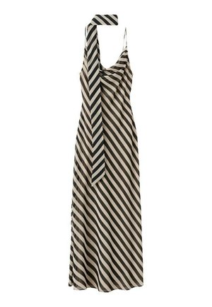 Robe longue sans manches avec des rayures diagonales noires et beiges, encolure drapée et accessoire assorti de longue cravate rayée.