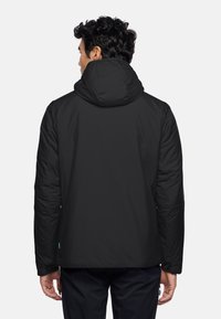 Schwarze isolierte Jacke mit Kapuze, mit einer glatten Textur und vollständiger Abdeckung, entworfen für Wärme und Komfort.