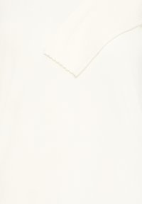 Pull en tricot blanc avec une texture lisse et un détail de poignet en forme de vagues, arborant un design simple et minimaliste.