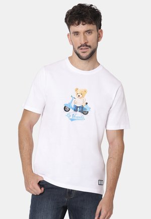 Camiseta blanca de algodón con un gráfico de un oso de peluche en un scooter azul. El diseño incluye el texto "La Vespa" y una tela texturada.