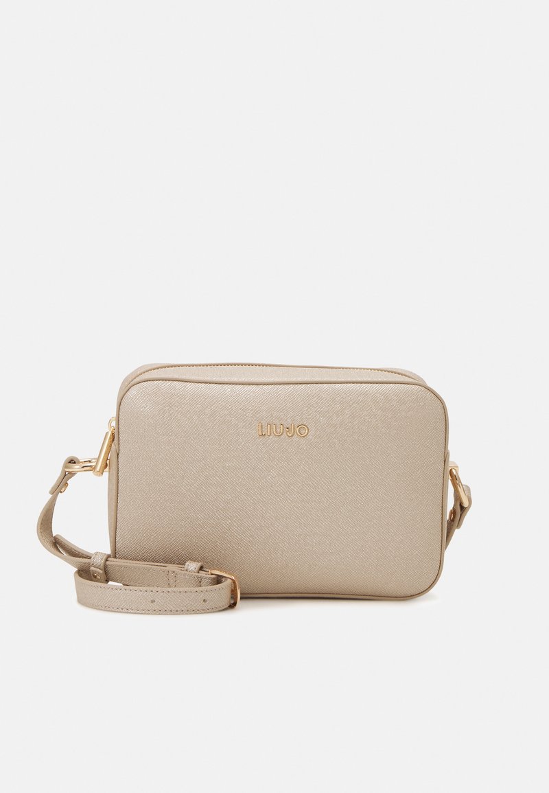 Borsa a tracolla rettangolare in morbido materiale beige metallico con superficie testurizzata. Caratterizzata da un logo in tono oro e una tracolla rimovibile.