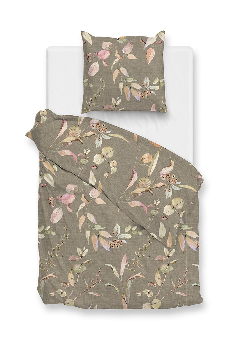 Juego de ropa de cama con estampado floral que presenta un fondo marrón claro, adornado con hojas y bayas en tonos pastel. Incluye una funda de edredón y una funda de almohada a juego.