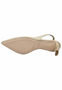 Tacón tipo slingback de color beige con punta puntiaguda, textura de ante suave y tacón de aguja; minimalismo en la marca en la suela.