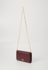 Borsetta clutch testurizzata di color bordeaux con catena dorata, caratterizzata da una forma rettangolare e un piccolo dettaglio logo metallico.