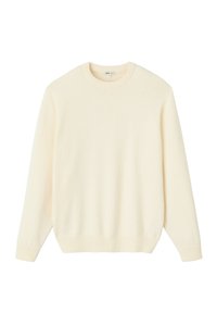 Pull en maille crème clair, avec un col rond et des manches longues. Dispose de poignets et d'un ourlet côtelés, d'une texture douce et sans motifs visibles.