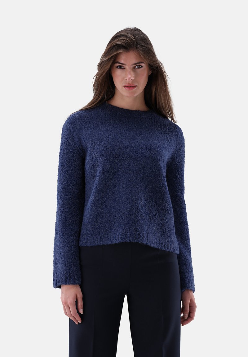 Navyblau gestrickter Pullover mit rundem Halsausschnitt, langen Ärmeln und lockerer Passform. Weiches Material mit leicht fusseliger Optik.