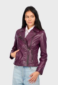 Fialová kožená motorkářská bunda s zipovými kapsami, asymetrickým předním zipem a klopovým límcem. Disponuje přiléhavým střihem a hladkou texturou.