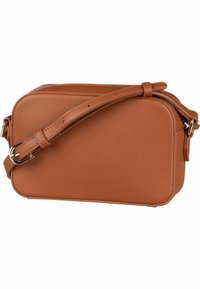 Brun läder crossbody-väska med rektangulär form, slät yta, justerbar rem och metalliska detaljer. Dragkedjestängning på toppen.