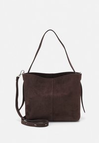 Brun mockaväska med mjuk textur, utrustad med en rundad topp, justerbar axelrem och minimalistisk design.