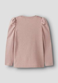 Top de manga larga de color rosa con canalé y hombros abullonados. Presenta un escote redondo y una textura sutil, con un dobladillo recto a la altura de la cintura.