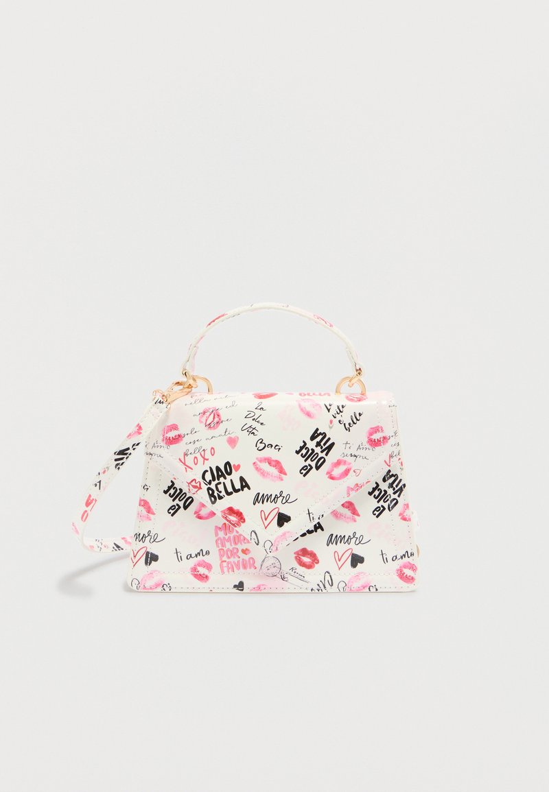 Bolso pequeño con acabado blanco brillante, con diversos diseños de labios rojos y rosas, corazones y textos; incluye una asa superior y una correa desmontable.