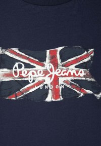 Mørkeblå t-shirt med et slidt grafik af det britiske flag i røde, hvide og blå nuancer; inkluderer teksten "Pepe Jeans London" i hvid.