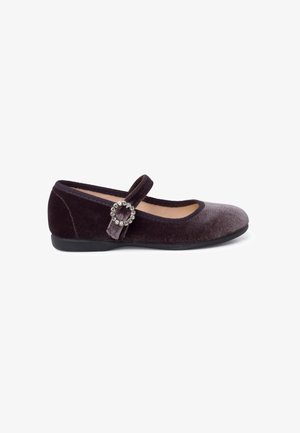Scarpa Mary Jane in velluto di colore viola scuro con punta arrotondata, cinturino regolabile e dettagli decorativi con strass circolari.