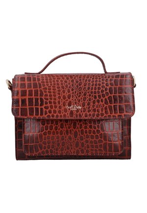 Bolso de cuero marrón con textura de cocodrilo, asa superior, bolsillo frontal con solapa y herrajes dorados sobre fondo blanco.