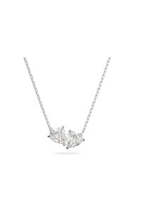 Colar de corrente de prata com duas pedras preciosas em forma de pera, cada uma com engastes de garras, exibindo brilho e clareza.