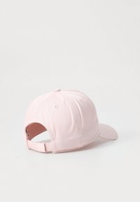 Casquette de baseball rose en tissu doux et texturé. Elle possède un visière courbée et une sangle ajustable à l'arrière pour personnaliser la taille.